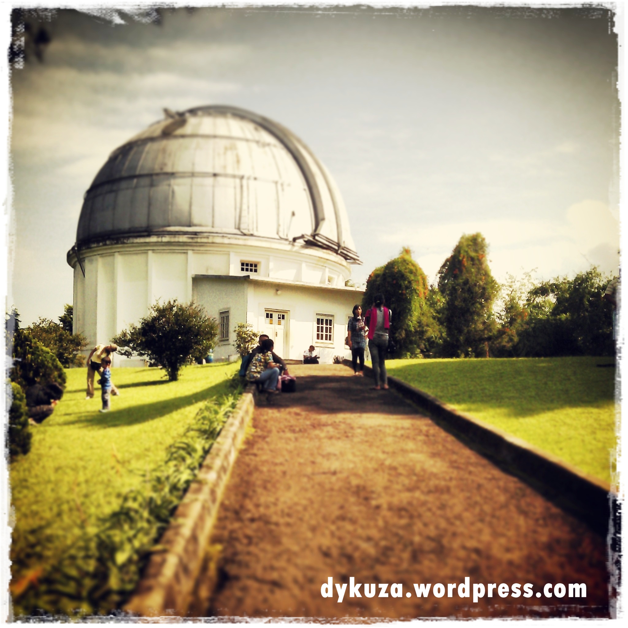 Download this Bagian Dari Observatorium Bosscha Tandak Luar Gedung Kubah Refraktor picture